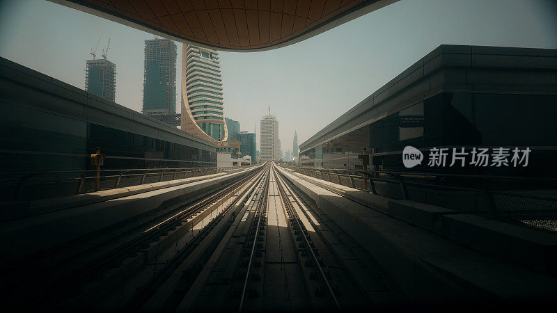 阿联酋迪拜的地铁。FPV POV在快速驱动运动。无人驾驶地铁模糊不清。阿联酋未来城市的天际线。长曝光，迪拜街头地铁。hyperlapse隧道